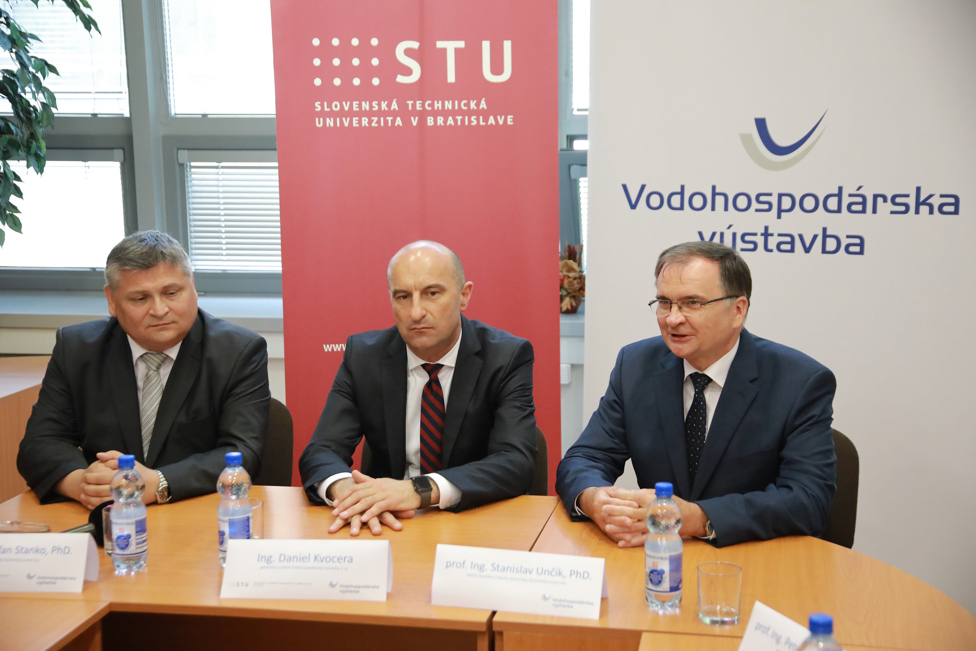 Tlačová konferencia pri príležitosti podpisu zmluvy Stavebnej fakulty STU s Vodohospodárskou výstavbou o praxi študentov 