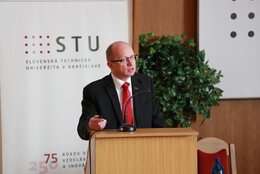 Rektor STU píše o potrebe zmeniť vysokoškolský systém
