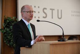 Rektor STU píše o slovenskom výskume: Na polceste z popola