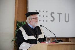 STU udelila čestný doktorát Bebovi Whiteovi