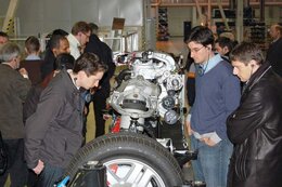 Študenti MBA Automobilového priemyslu sa práve učia na STU