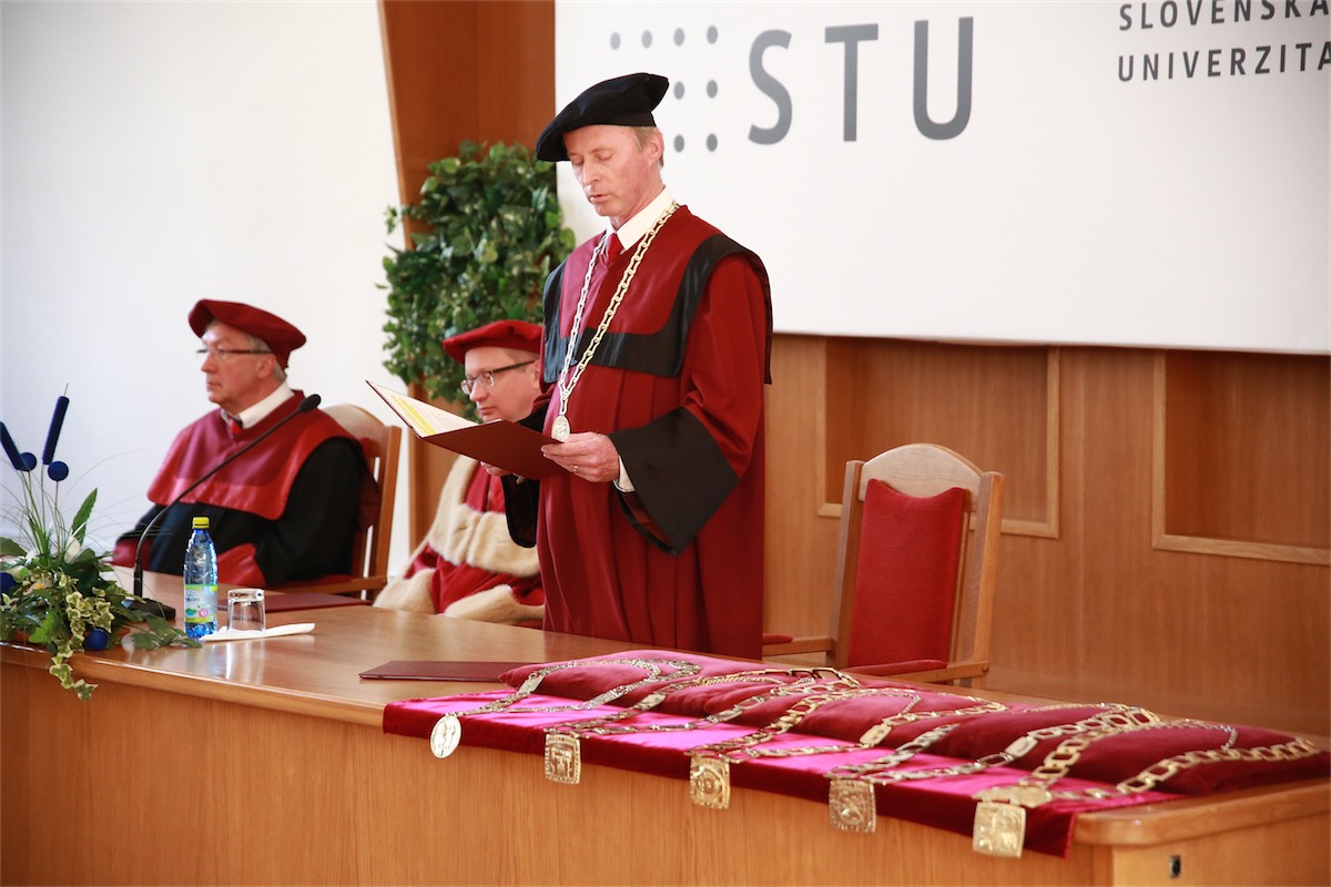 inauguracia rektora a dekanov stu