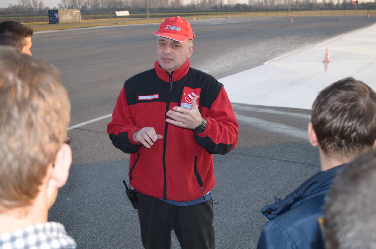 Inštruktor z Driving Academy v Orechovej Potôni vysvetľuje účastníkom Profesionálne MBA automobilového priemyslu zásady bezpečnej jazdy