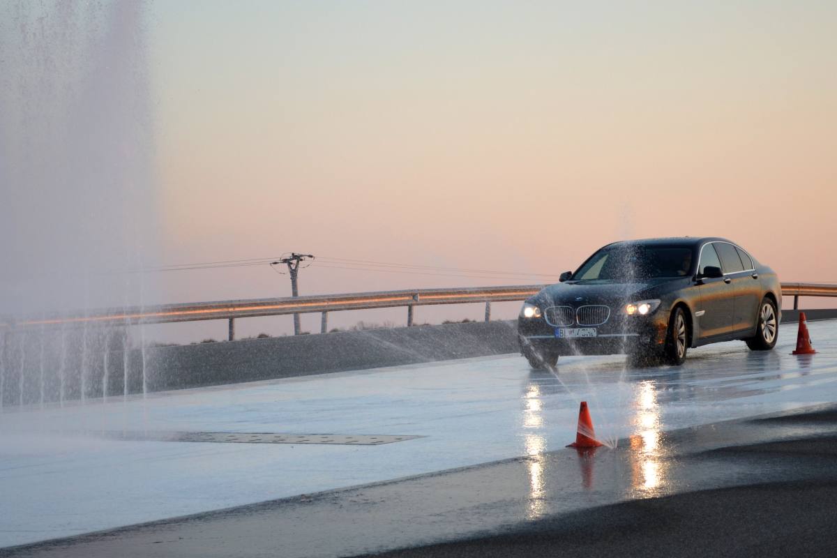 Špeciálna dráha na tréning bezpečnej jazdy v Driving Academy v Orechovej Potôni