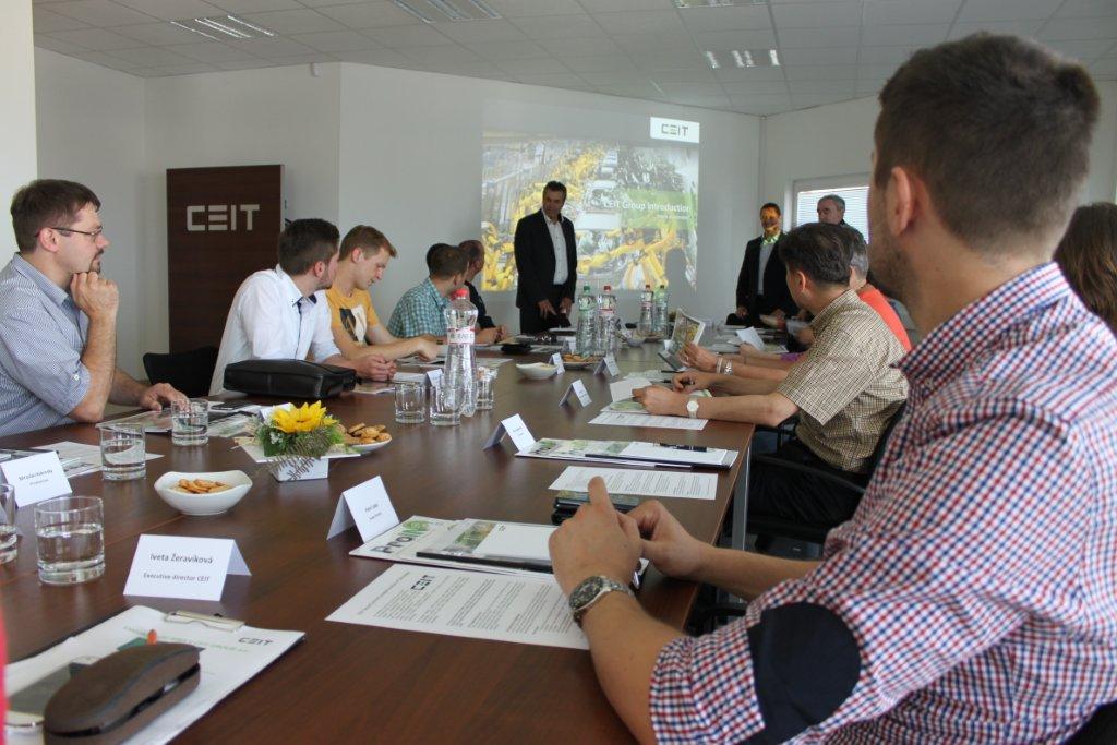 Študujúci účastníci medzinárodného programu Professional MBA Automotive Industry v CEIT, Žilina, 3. júl 2015
