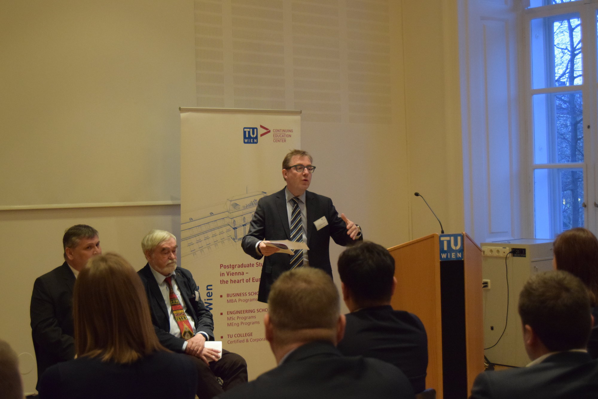 Foto 2: Príhovor Dekana Continuing Education Centre (CEC) na TU Wien Univ. Prof. Dr. Bob Martens