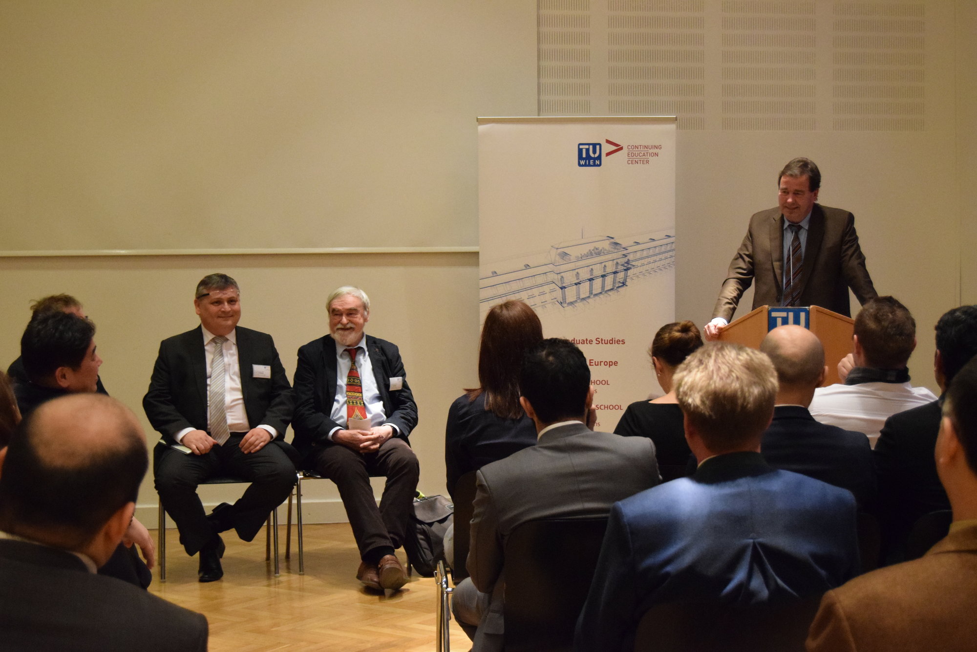 Foto 4: Príhovor akademického riaditeľa programu Prof. Dr. Ing. Prof. eh. Dr. h.c. DI Wilfried Sihn (TU Wien) k študujúcim
