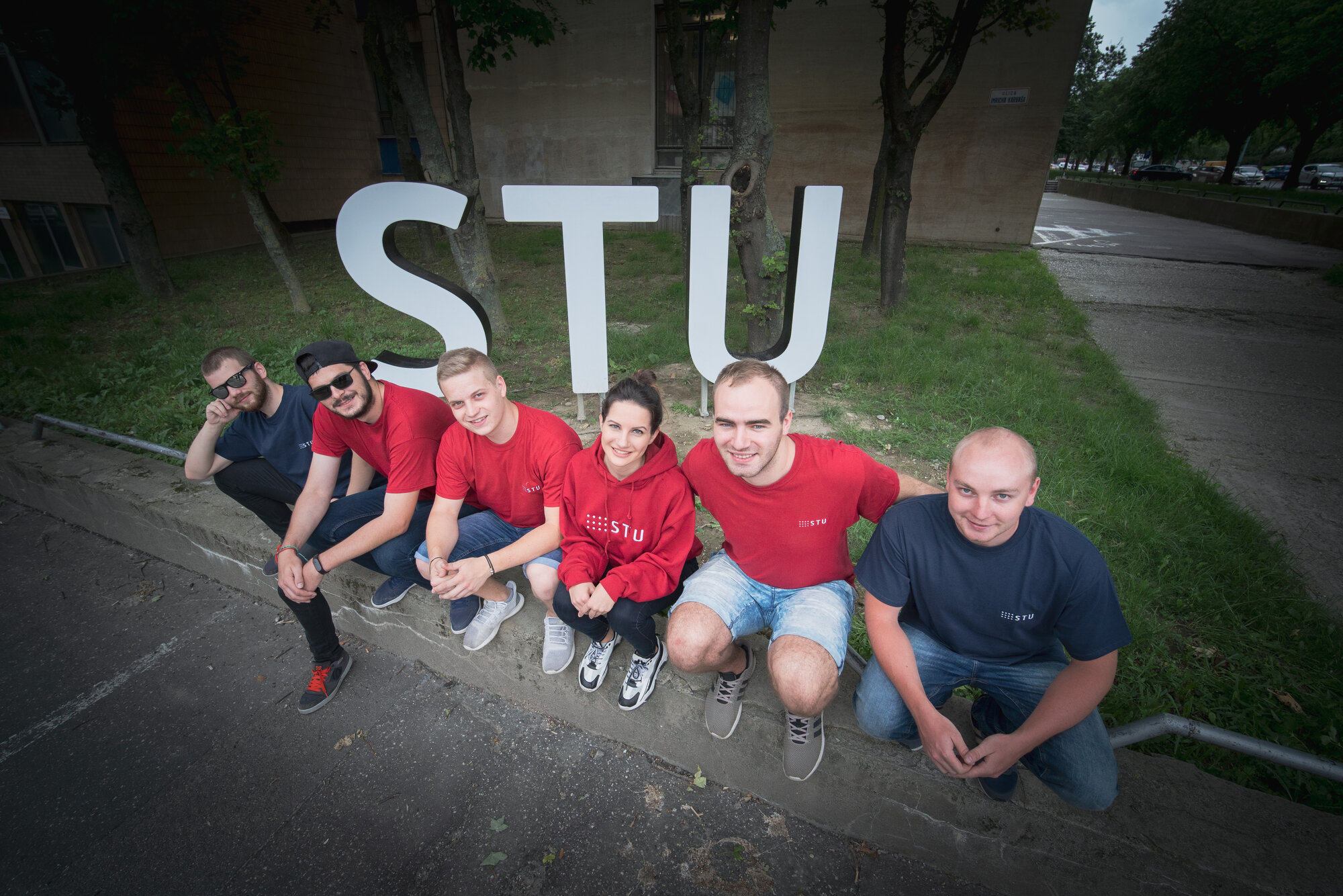Picture of students with STU sign
