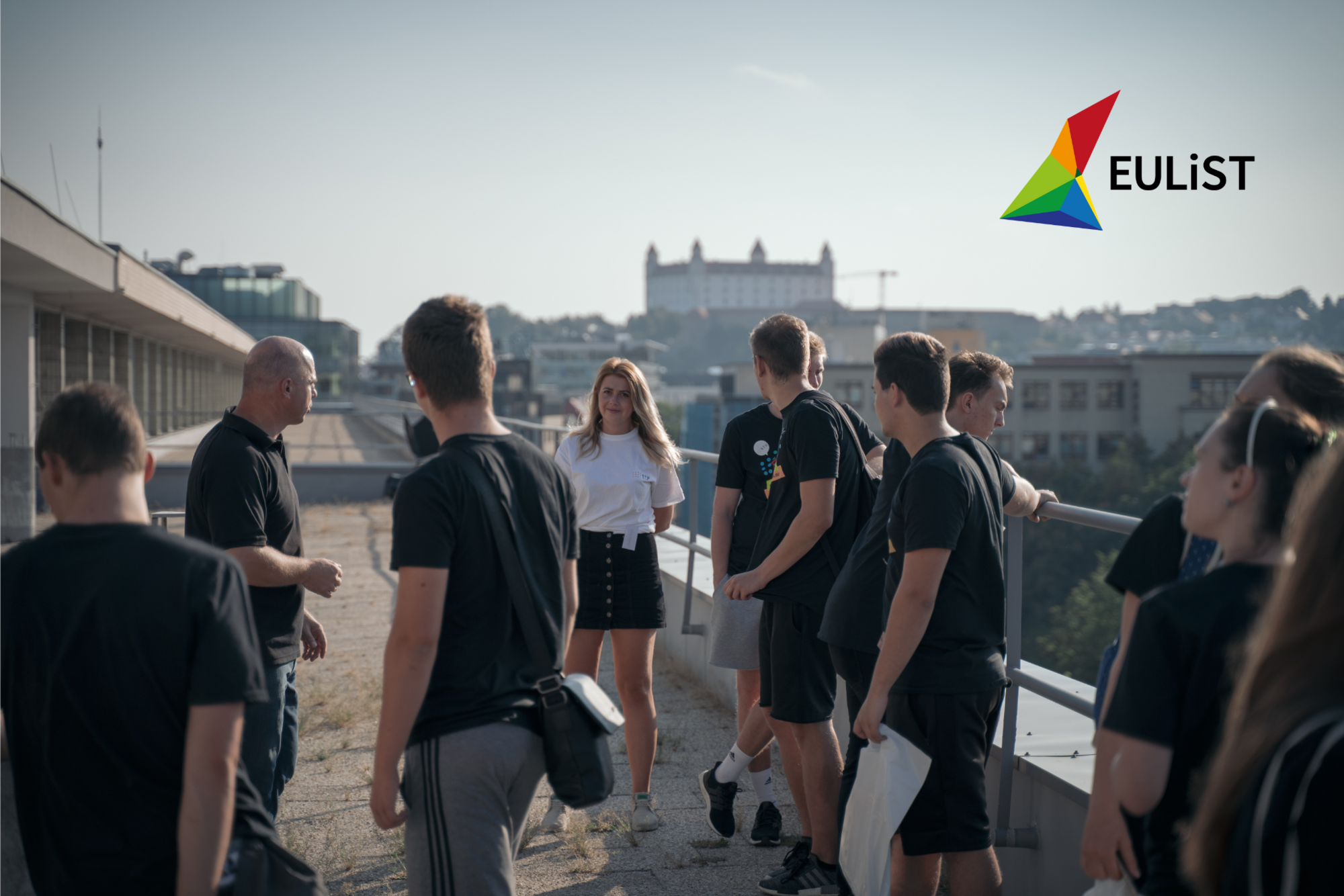 Fotka študentov s Bratislavským hradom v pozadí.