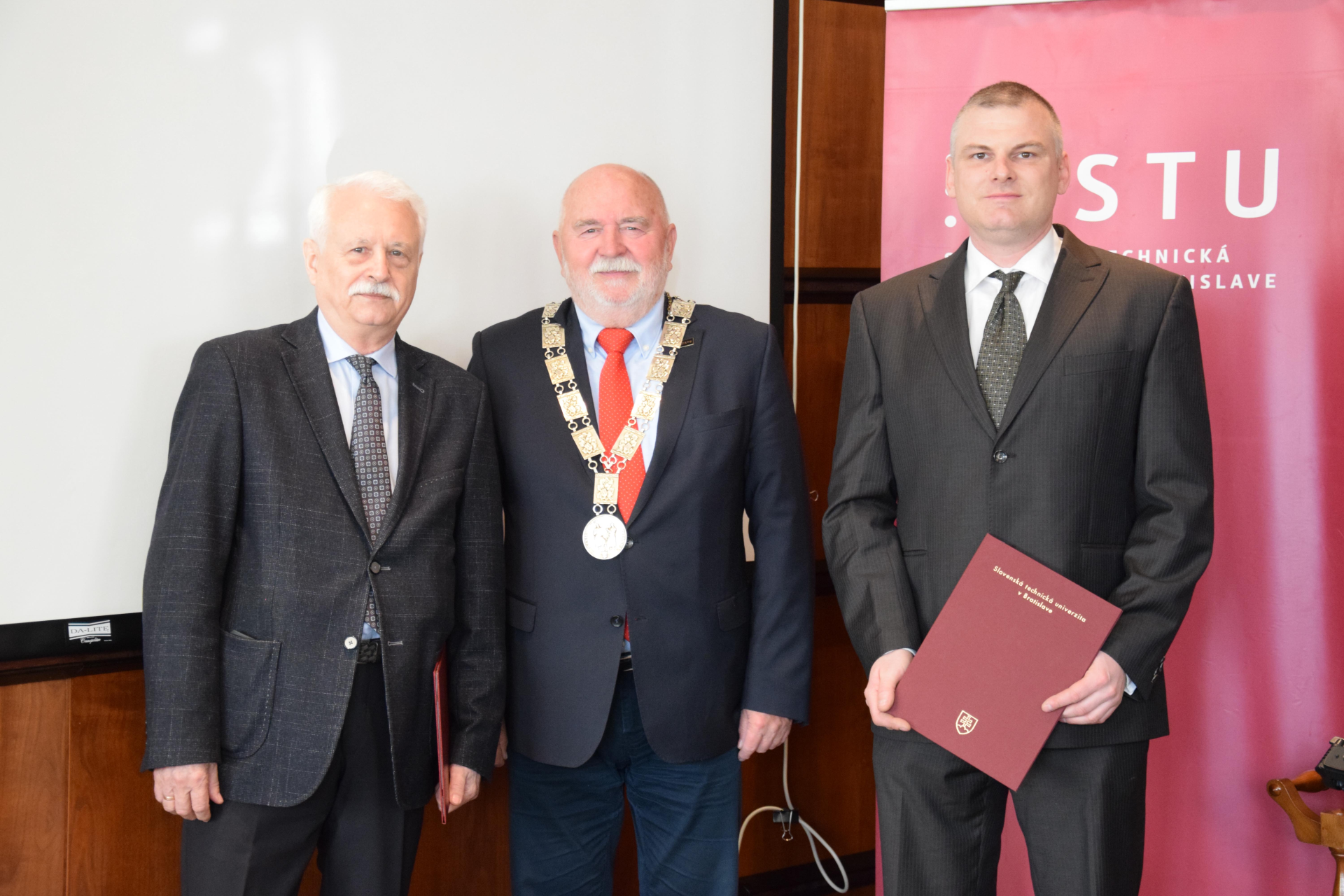 Odovzdávanie dekrétov emeritným profesorom Karolovi Velíškovi a Bohumilovi Kováčovi