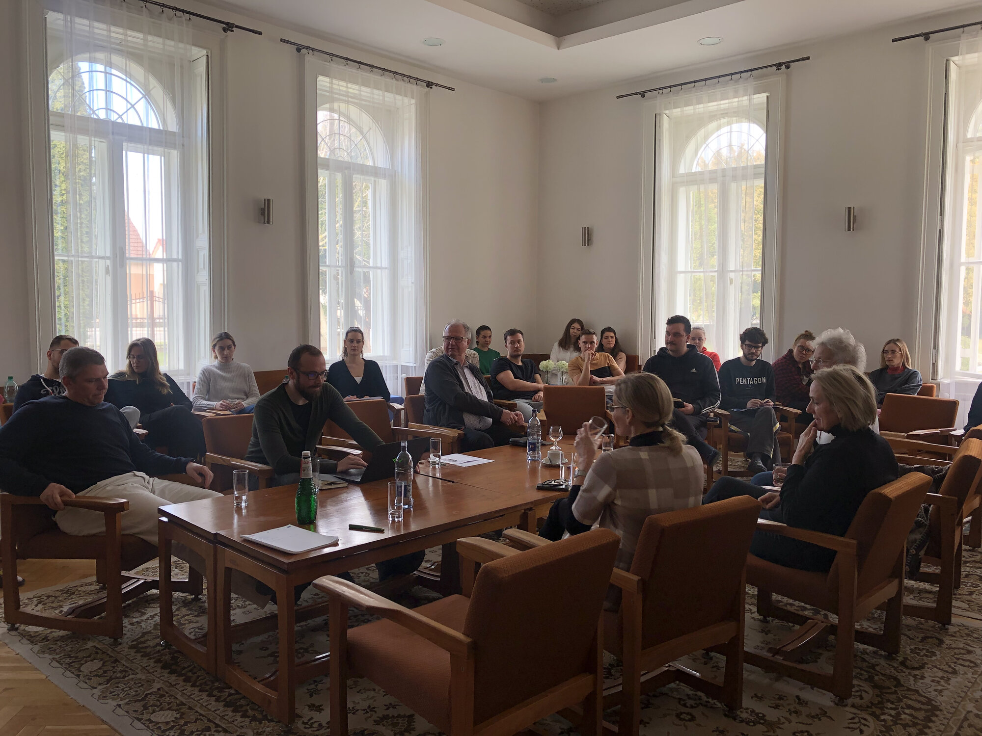 Stretnutie v Kaštieli v Kočovciach - študenti a starostovia a starosky obcí MČK v rámci výučby Ateliérovej tvorby 7