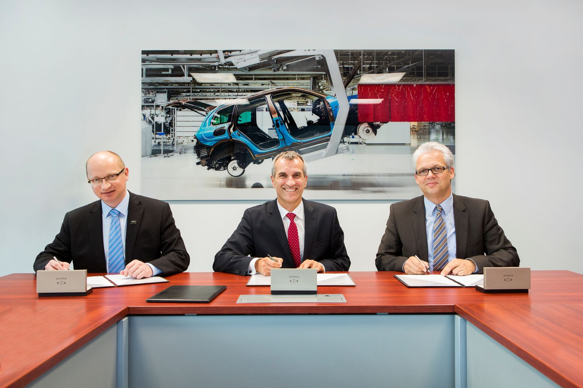 podpis zmluvy rektor a VW